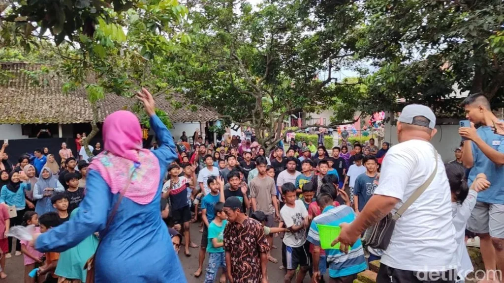 Serunya Tradisi Udik-Udik di Dalangan Klaten, Warga Berebut Koin Jelang Ramadan