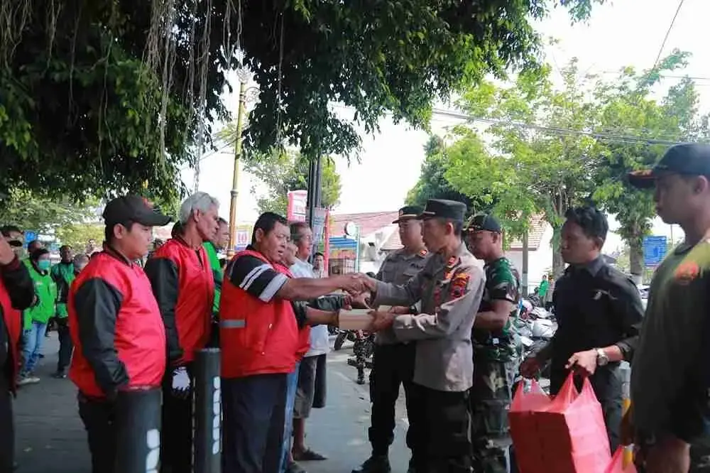 Polresta Klaten Gandeng Santri Berbagi Makanan di Stasiun
